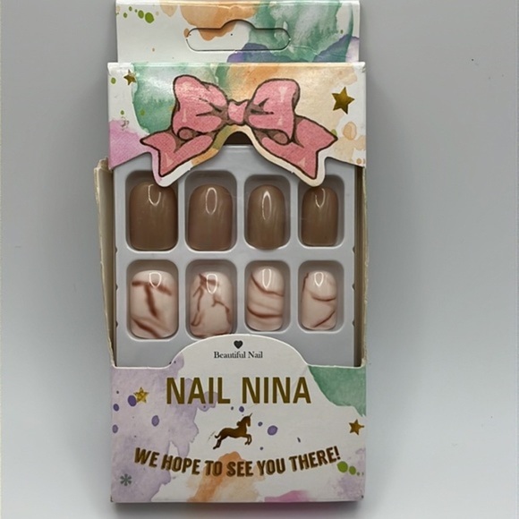 Effortless Elegance: Achieve‎ a Stunning Manicure with Reusable Press-On Nails - Picture 3 of 5